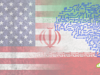 Illustration conceptuelle montrant les drapeaux des États-Unis et de l'Iran en arrière-plan fondu, avec un cerveau humain stylisé composé de circuits imprimés bleus, symbolisant l'utilisation de l'intelligence artificielle dans les conflits géopolitiques et cybernétiques.