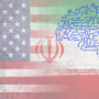 Illustration conceptuelle montrant les drapeaux des États-Unis et de l'Iran en arrière-plan fondu, avec un cerveau humain stylisé composé de circuits imprimés bleus, symbolisant l'utilisation de l'intelligence artificielle dans les conflits géopolitiques et cybernétiques.