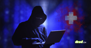 Silhouette de hacker en sweat à capuche noir utilisant un ordinateur portable devant un fond bleu numérique, avec le drapeau suisse stylisé en arrière-plan.
