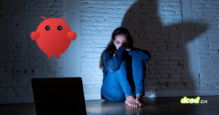 Une femme prostrée dans l'obscurité face à son ordinateur, illustrant l'impact du cyberharcèlement. Le robot rouge d'OpenClaw apparaît à gauche, tandis que l'ombre de la victime sur le mur évoque la forme inquiétante d'un aileron de requin.