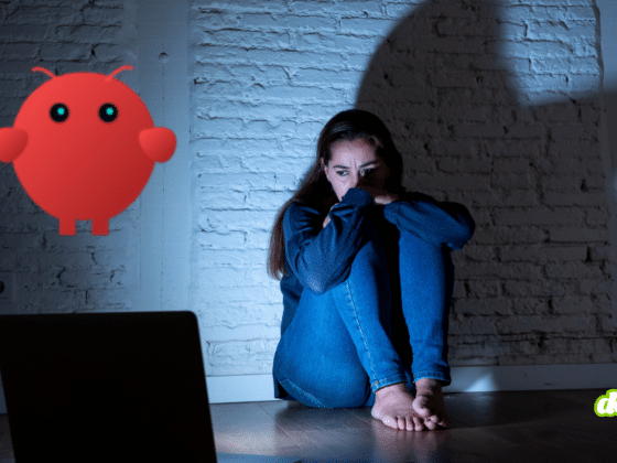 Une femme prostrée dans l'obscurité face à son ordinateur, illustrant l'impact du cyberharcèlement. Le robot rouge d'OpenClaw apparaît à gauche, tandis que l'ombre de la victime sur le mur évoque la forme inquiétante d'un aileron de requin.