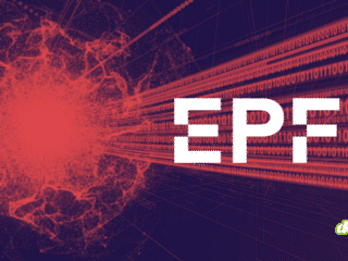 Illustration conceptuelle sur l'informatique quantique montrant le logo de l'EPFL en blanc sur un fond technologique rouge et violet, avec des flux de données binaires et une structure atomique stylisée.