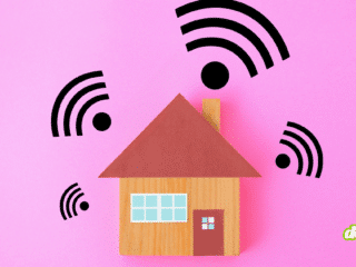 Représentation conceptuelle de la surveillance domestique : une maison entourée d'ondes WiFi symbolisant la capacité du projet RuView à pister les mouvements à travers les murs.