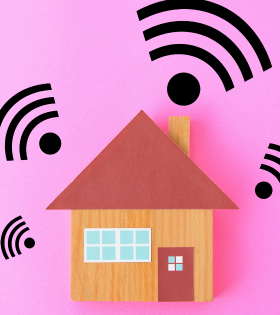 Représentation conceptuelle de la surveillance domestique : une maison entourée d'ondes WiFi symbolisant la capacité du projet RuView à pister les mouvements à travers les murs.