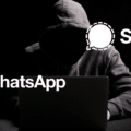 Image d'illustration de l'attaque sur les messageries : un pirate en pull à capuche devant son ordinateur, avec les logos WhatsApp et Signal affichés, incluant le filigrane d'expert dcod.ch.