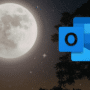 Illustration de la mission Artemis II montrant une pleine lune dans un ciel étoilé avec le logo Microsoft Outlook superposé, symbolisant la panne de messagerie survenue dans l'espace.
