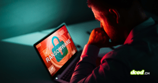 Un expert en cybersécurité devant un écran affichant une alerte ransomware, illustrant l'affaire BlackCat où trois négociateurs cyber plaident coupable d'extorsion.