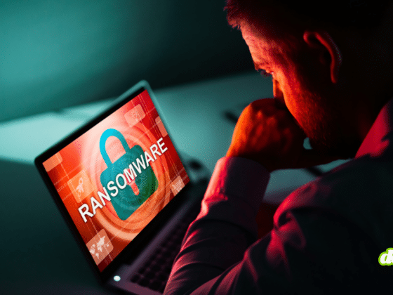 Un expert en cybersécurité devant un écran affichant une alerte ransomware, illustrant l'affaire BlackCat où trois négociateurs cyber plaident coupable d'extorsion.