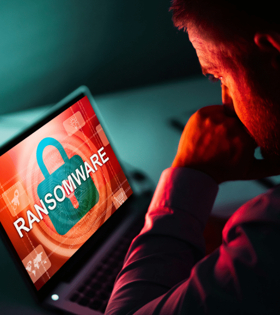 Un expert en cybersécurité devant un écran affichant une alerte ransomware, illustrant l'affaire BlackCat où trois négociateurs cyber plaident coupable d'extorsion.