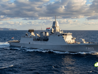 Photographie de la frégate néerlandaise HNLMS Evertsen naviguant en mer Méditerranée, illustrant l'enquête sur le traçage d'un bâtiment militaire par un tracker Bluetooth à 5 dollars.