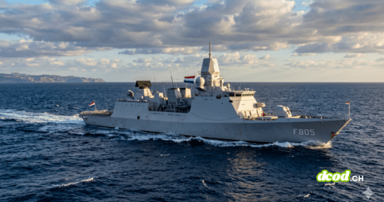 Photographie de la frégate néerlandaise HNLMS Evertsen naviguant en mer Méditerranée, illustrant l'enquête sur le traçage d'un bâtiment militaire par un tracker Bluetooth à 5 dollars.