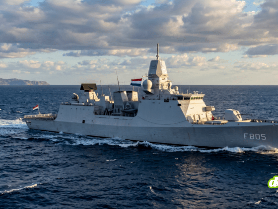 Photographie de la frégate néerlandaise HNLMS Evertsen naviguant en mer Méditerranée, illustrant l'enquête sur le traçage d'un bâtiment militaire par un tracker Bluetooth à 5 dollars.