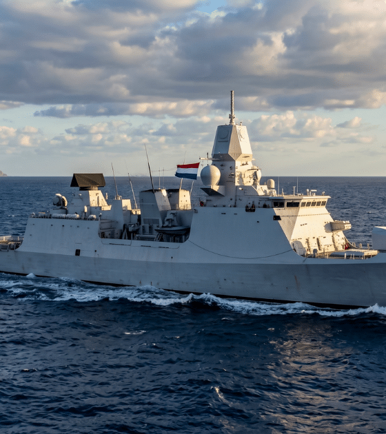 Photographie de la frégate néerlandaise HNLMS Evertsen naviguant en mer Méditerranée, illustrant l'enquête sur le traçage d'un bâtiment militaire par un tracker Bluetooth à 5 dollars.