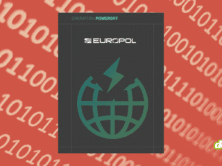 Visuel de couverture de l'article présentant le logo d'Europol et de l'opération PowerOFF sur un fond de code binaire rouge, illustrant la frappe contre 53 services mondiaux de DDoS-for-hire.