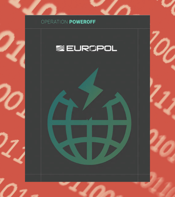Visuel de couverture de l'article présentant le logo d'Europol et de l'opération PowerOFF sur un fond de code binaire rouge, illustrant la frappe contre 53 services mondiaux de DDoS-for-hire.