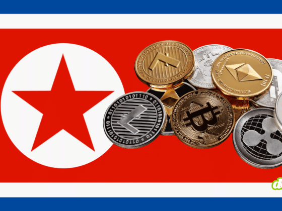 Illustration montrant le drapeau de la Corée du Nord superposé à un tas de pièces de cryptomonnaies (Bitcoin, Ethereum, XRP, Litecoin), symbolisant le vol de 285 millions de dollars au protocole Drift par un groupe nord-coréen.