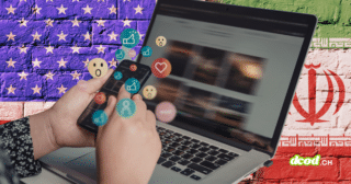 Une personne utilise un smartphone et un ordinateur portable devant un mur aux couleurs des drapeaux des États-Unis et de l'Iran. Des icônes de réseaux sociaux et des emojis de réaction (likes, cœurs, visages étonnés) flottent au-dessus des écrans, illustrant comment la propagande par IA redéfinit le conflit entre l'Iran et les USA.