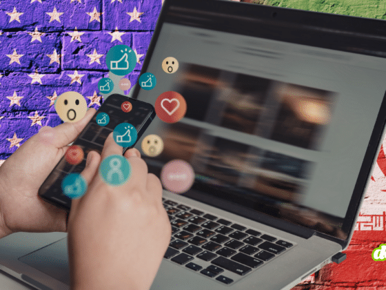 Une personne utilise un smartphone et un ordinateur portable devant un mur aux couleurs des drapeaux des États-Unis et de l'Iran. Des icônes de réseaux sociaux et des emojis de réaction (likes, cœurs, visages étonnés) flottent au-dessus des écrans, illustrant comment la propagande par IA redéfinit le conflit entre l'Iran et les USA.