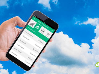 Une main tenant un smartphone affichant une application de "Mobile Banking" sur un fond de ciel bleu nuageux, illustrant comment les téléphones cloud contournent la sécurité des banques.