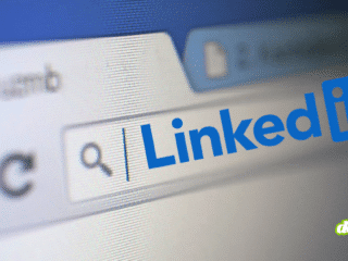 Logo LinkedIn sur un navigateur web illustrant l'article de DCOD : LinkedIn scanne secrètement plus de 6 000 extensions pour surveiller ses membres.