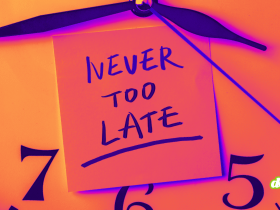 Image d'illustration sur l'urgence cyber : Gros plan en tons chauds sur un cadran d'horloge. Au centre, une note adhésive porte l'inscription manuscrite "NEVER TOO LATE", soulignant la nécessité pour le NIST de trier les vulnérabilités pour éviter le chaos. Le logo DCOD.ch est visible dans le coin inférieur droit.