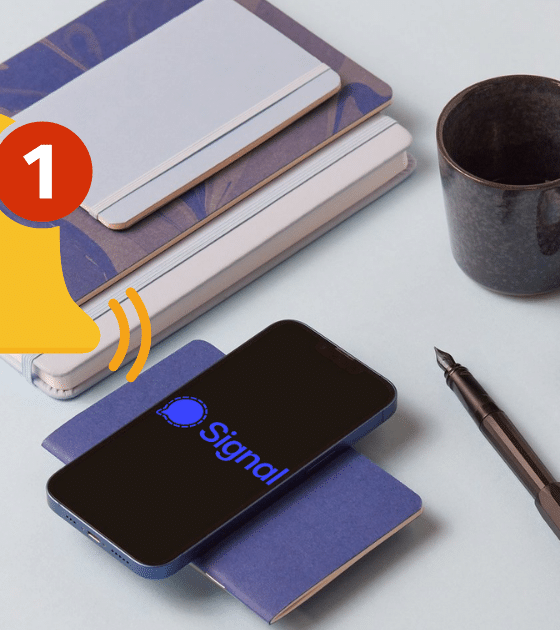 Illustration d'un iPhone affichant le logo Signal avec une icône de notification jaune, symbolisant la manière dont la mémoire iOS révèle des messages supprimés via les alertes système.