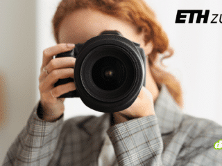 Photographe tenant un appareil photo numérique illustrant la technologie de l'ETH Zurich : une puce anti-deepfakes qui authentifie les médias et sécurise les captures d'images.