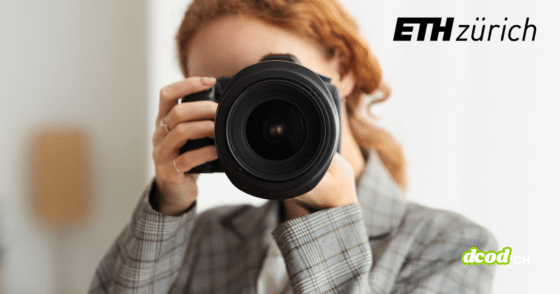 Photographe tenant un appareil photo numérique illustrant la technologie de l'ETH Zurich : une puce anti-deepfakes qui authentifie les médias et sécurise les captures d'images.