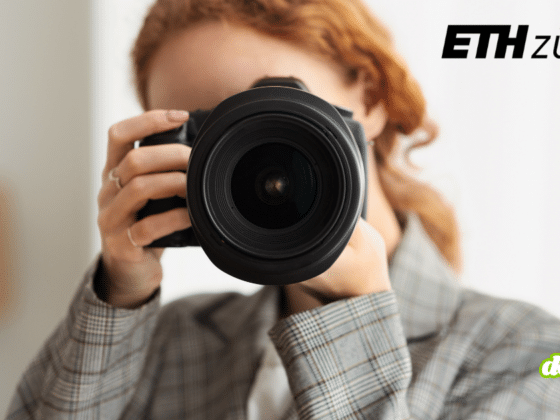 Photographe tenant un appareil photo numérique illustrant la technologie de l'ETH Zurich : une puce anti-deepfakes qui authentifie les médias et sécurise les captures d'images.