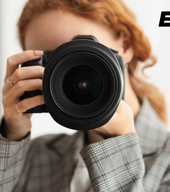 Photographe tenant un appareil photo numérique illustrant la technologie de l'ETH Zurich : une puce anti-deepfakes qui authentifie les médias et sécurise les captures d'images.