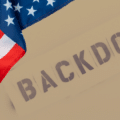 Illustration montrant le drapeau des États-Unis à côté du mot 'BACKDOOR' poché sur un fond neutre, symbolisant les accusations de portes dérobées et de sabotage des réseaux informatiques.