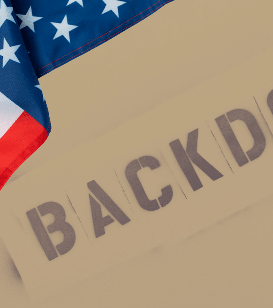 Illustration montrant le drapeau des États-Unis à côté du mot 'BACKDOOR' poché sur un fond neutre, symbolisant les accusations de portes dérobées et de sabotage des réseaux informatiques.