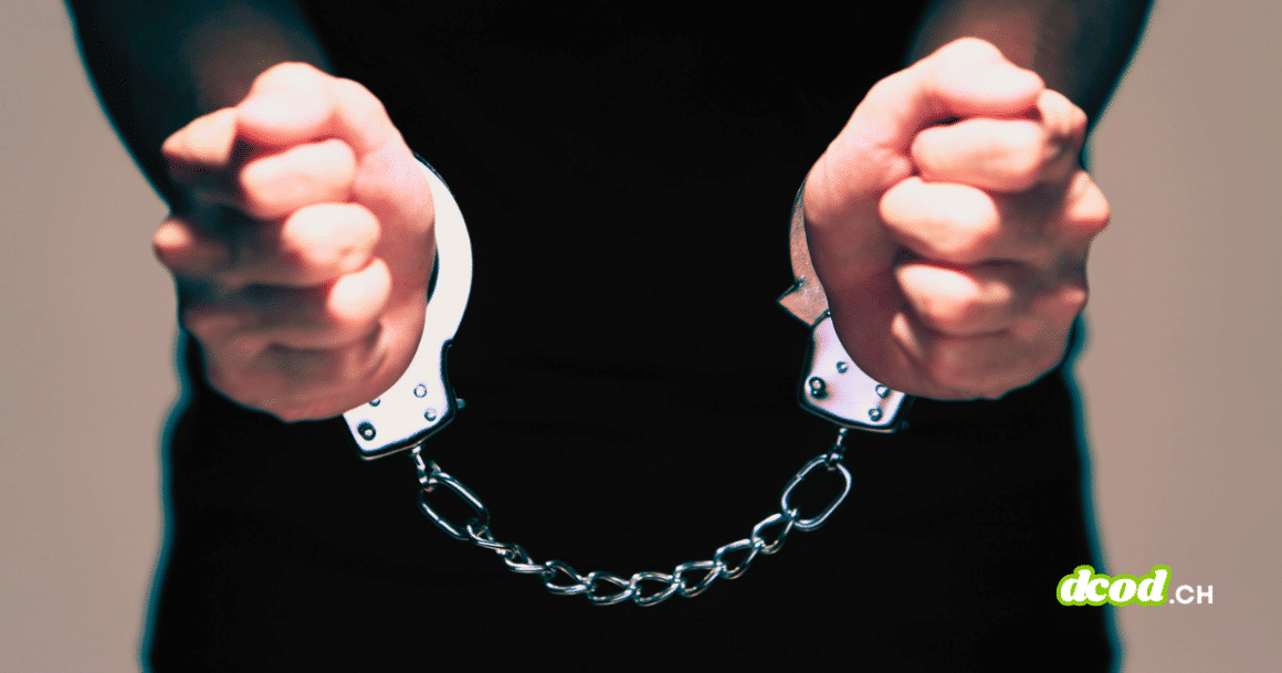 Illustration de mains menottées symbolisant l'identification par les autorités d'Allemagne des chefs des réseaux de ransomware REvil et GandCrab.