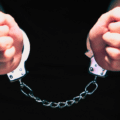 Illustration de mains menottées symbolisant l'identification par les autorités d'Allemagne des chefs des réseaux de ransomware REvil et GandCrab.