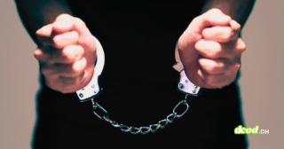 Illustration de mains menottées symbolisant l'identification par les autorités d'Allemagne des chefs des réseaux de ransomware REvil et GandCrab.