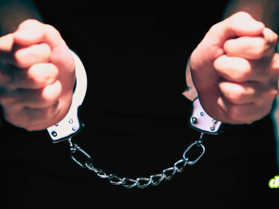 Illustration de mains menottées symbolisant l'identification par les autorités d'Allemagne des chefs des réseaux de ransomware REvil et GandCrab.