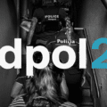 Intervention d'agents en uniforme dans un escalier, couverture du Rapport annuel 2025 de fedpol. Source : fedpol.