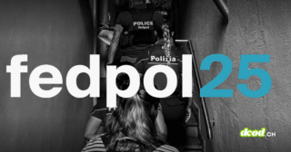 Intervention d'agents en uniforme dans un escalier, couverture du Rapport annuel 2025 de fedpol. Source : fedpol.