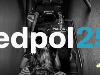 Intervention d'agents en uniforme dans un escalier, couverture du Rapport annuel 2025 de fedpol. Source : fedpol.