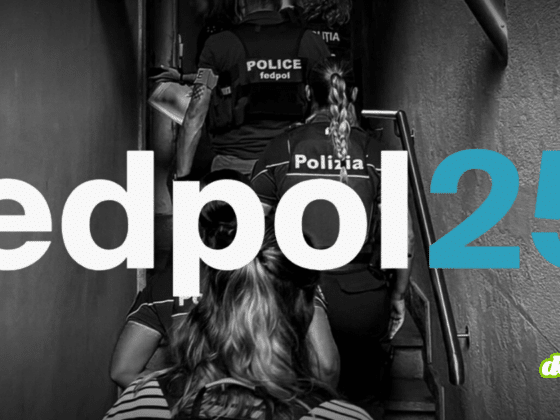 Intervention d'agents en uniforme dans un escalier, couverture du Rapport annuel 2025 de fedpol. Source : fedpol.