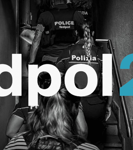 Intervention d'agents en uniforme dans un escalier, couverture du Rapport annuel 2025 de fedpol. Source : fedpol.