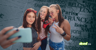 Trois jeunes personnes prenant un selfie devant une carte de l'Europe pour illustrer les enjeux de la vérification d'âge de l'UE et la découverte d'une faille critique.