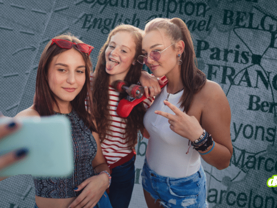 Trois jeunes personnes prenant un selfie devant une carte de l'Europe pour illustrer les enjeux de la vérification d'âge de l'UE et la découverte d'une faille critique.