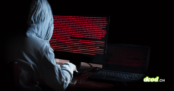 Image d'ambiance sombre montrant un attaquant manipulant du code informatique sur plusieurs moniteurs, symbolisant l'émergence du Vibeware et l'assistance de l'IA pour les cybercriminels.