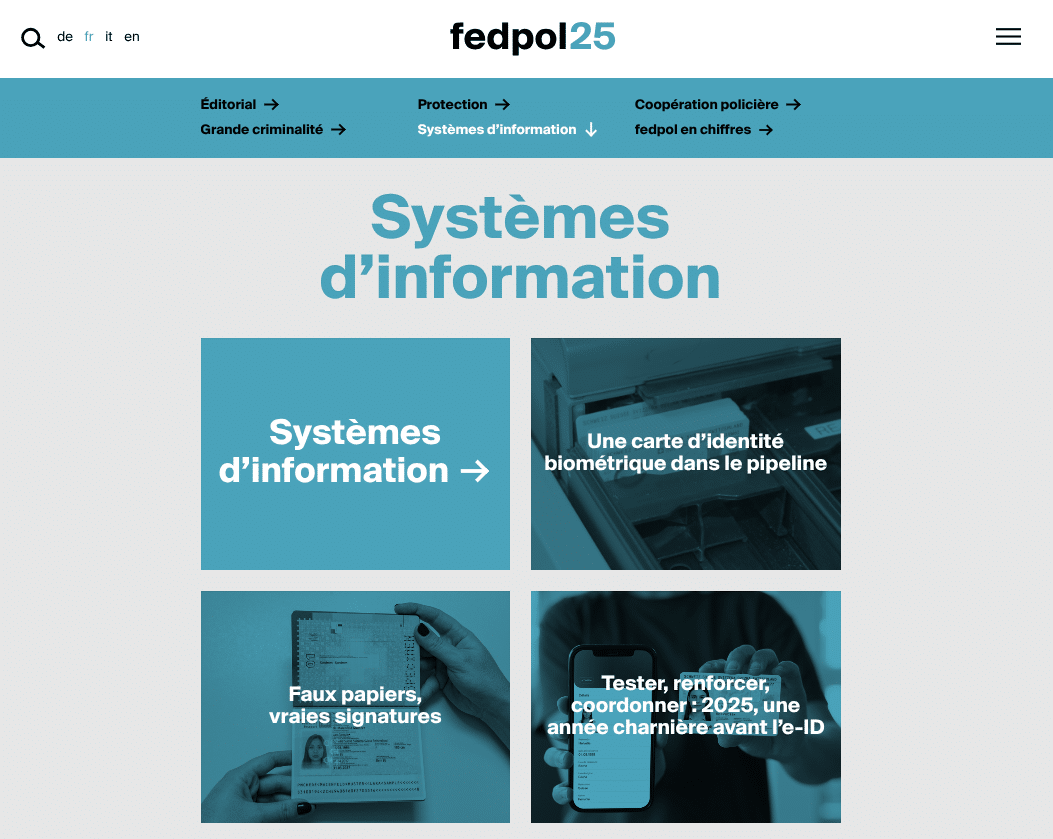 Capture d'écran de la plateforme numérique du rapport annuel de fedpol. Le titre principal « Systèmes d’information » surmonte quatre tuiles illustrées : une carte d'identité biométrique en cours de fabrication, des mains manipulant un passeport pour illustrer la lutte contre les faux papiers, et une personne tenant un smartphone devant une carte d'identité pour présenter les tests de l'e-ID prévus pour 2026. Le design utilise un dégradé de bleu caractéristique de l'identité visuelle de la police fédérale suisse.