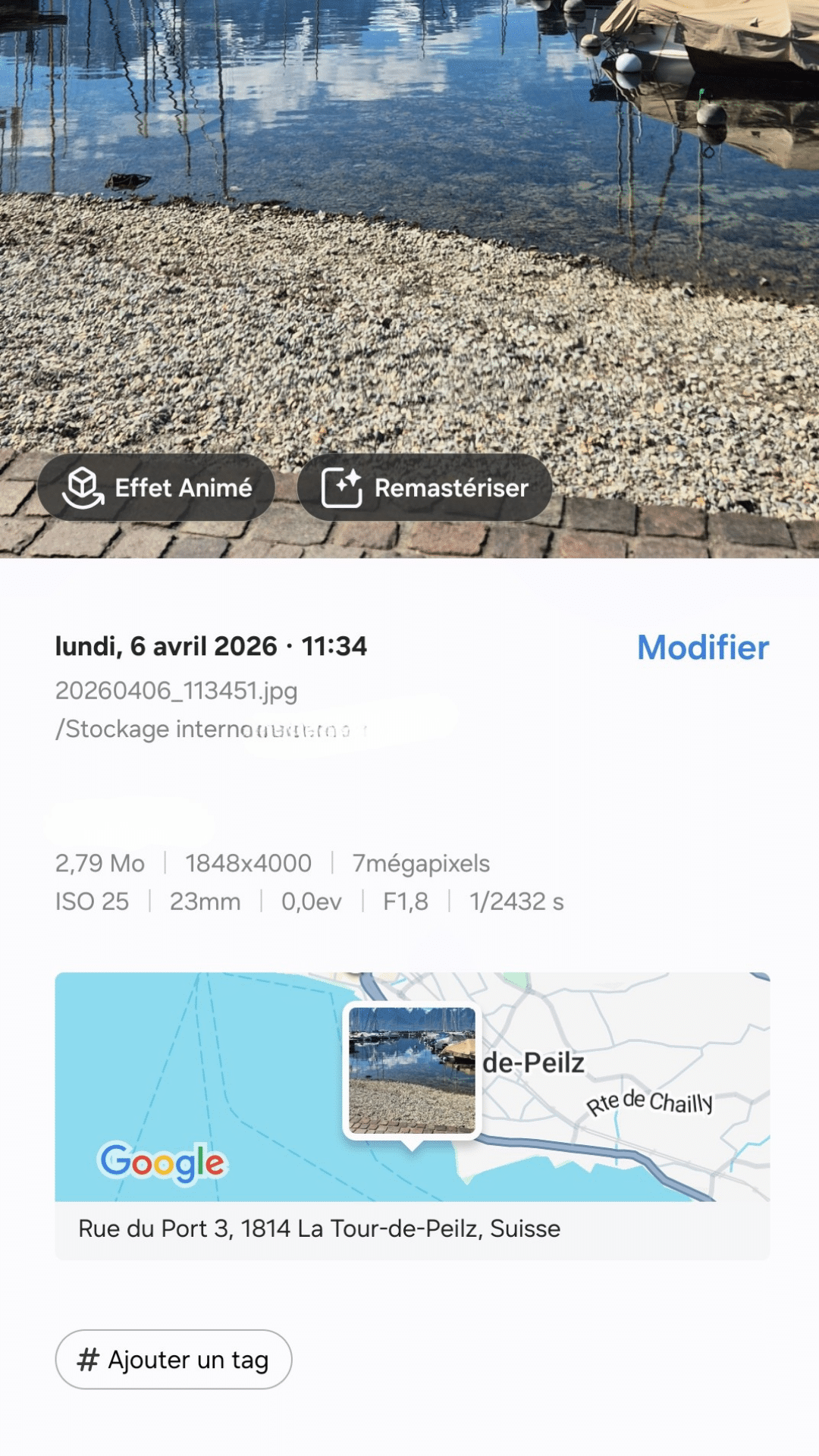 Capture d'écran d'une interface mobile affichant les informations cachées d'une photographie d'un port. On y voit les réglages techniques (ISO 25, ouverture F1,8, vitesse 1/2432s) ainsi qu'une carte Google Maps positionnant précisément l'image. Cette image illustre comment une simple photo peut révéler l'adresse exacte de sa capture.
