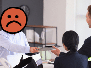 Illustration pour l'alerte du FBI sur les intrusions physiques dans les bureaux : un individu suspect au visage masqué par un émoji orange se présente à l'accueil d'une entreprise pour usurper l'identité d'un technicien.