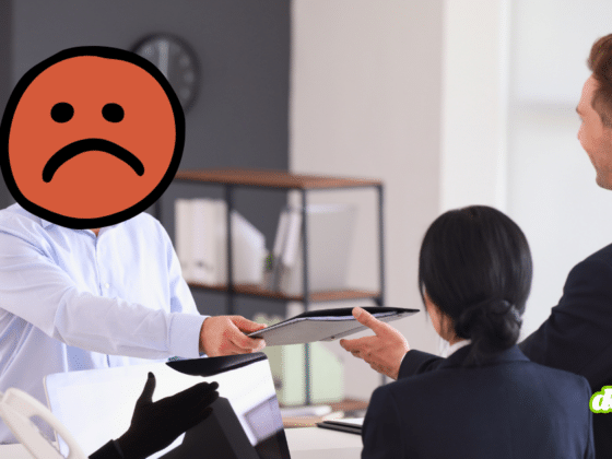 Illustration pour l'alerte du FBI sur les intrusions physiques dans les bureaux : un individu suspect au visage masqué par un émoji orange se présente à l'accueil d'une entreprise pour usurper l'identité d'un technicien.