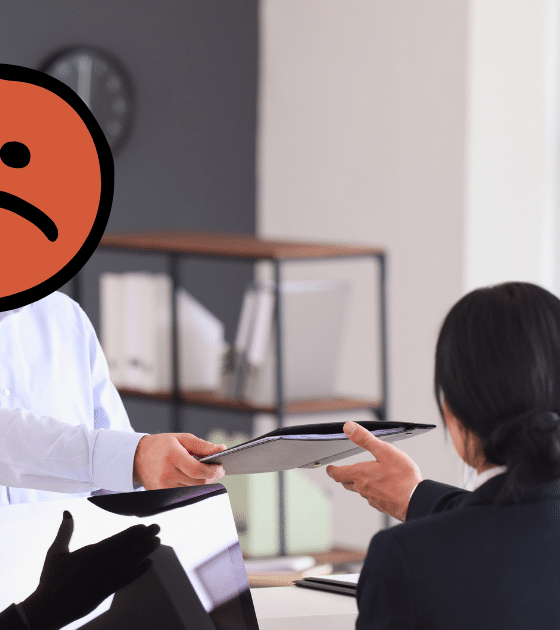 Illustration pour l'alerte du FBI sur les intrusions physiques dans les bureaux : un individu suspect au visage masqué par un émoji orange se présente à l'accueil d'une entreprise pour usurper l'identité d'un technicien.