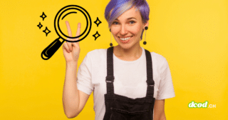 Une femme souriante faisant le signe V sur fond jaune, avec un graphisme de loupe analysant ses doigts pour symboliser l'extraction d'empreintes digitales. Logo dcod.ch en bas à droite.